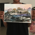 Συμμετέχουσα κρατά μια υδατογραφία της Ακρόπολης που φιλοτεχνήθηκε κατά τη διάρκεια ενός εργαστηρίου τέχνης στην Αθήνα