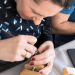 Participant gravant un sceau artisanal lors d’un atelier à Athènes