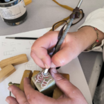 Gravure artisanale d’un sceau en pierre réalisée lors d’un atelier à Athènes