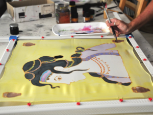 Atelier de peinture sur foulard en soie en Grèce , création artisanale inspirée de l’art minoen