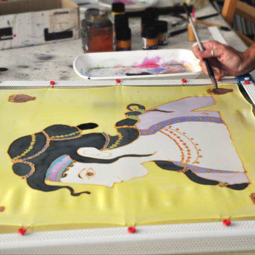Atelier de peinture sur foulard en soie en Grèce , création artisanale inspirée de l’art minoen