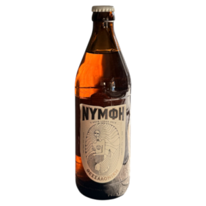 Flasche helles griechisches Bier Nymfi, Lagerbier gebraut mit fünf Hopfensorten, beigefarbenes Etikett mit einer griechischen Meerjungfrau.