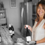 Degustazione di vini cretesi con Myriam di La Cave de Platonie, bicchieri e bottiglie sul tavolo, Chania, Creta.