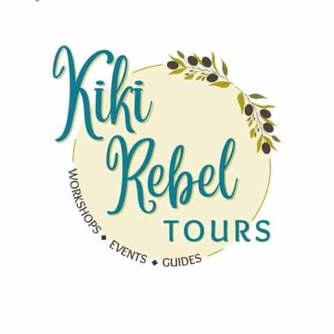 Logo Kiki Rebel Tours – texte bleu et vert avec une branche d’olivier, entouré d’un cercle beige, incluant les mentions Workshops, Events, Guides