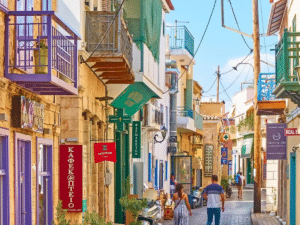 Visite à pied de la ville d'Égine en Grèce, rues traditionnelles animées avec balcons colorés et passants.