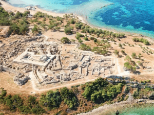 Sanctuaire de Kolona et ruines de la ville antique d'Égine, avec vue aérienne sur la mer Égée.