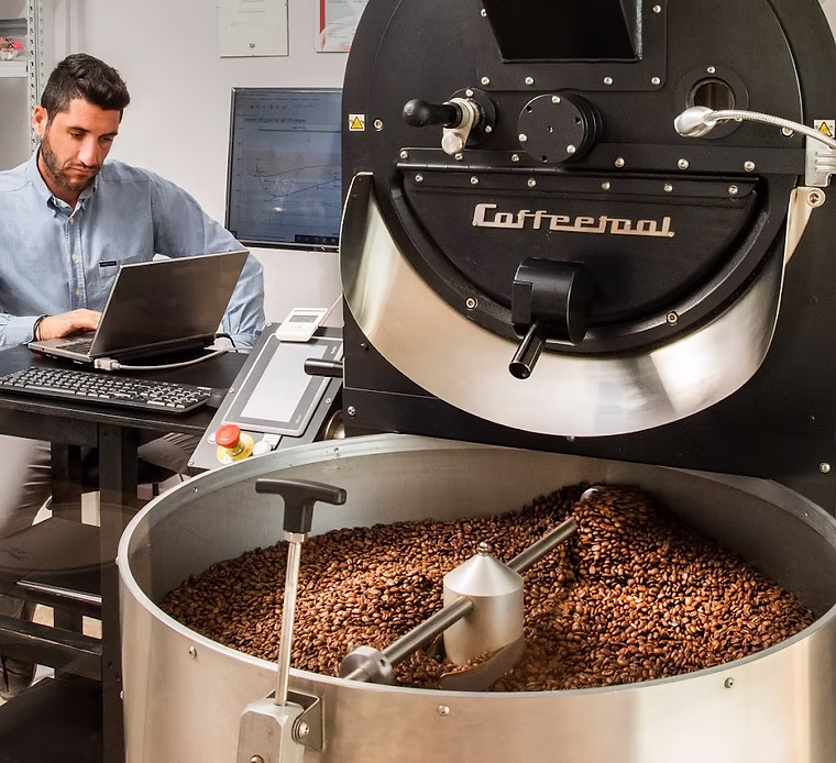 Visite d'une usine de torréfaction de café à Égine