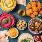 Assortiment de mezzés vegan dans des tavernes grecques avec houmous, falafel et légumes frais.