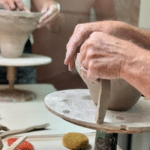 Cours de céramique à Égine : apprentissage du travail de l’argile sur le tour.
