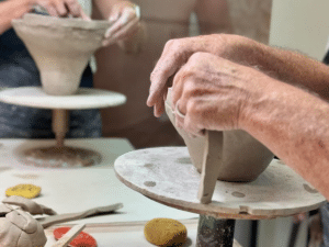 Cours de céramique à Égine : apprentissage du travail de l’argile sur le tour.