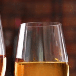 Verres de dégustation avec différents vins grecs, reflétant la richesse des cépages et des saveurs locales.