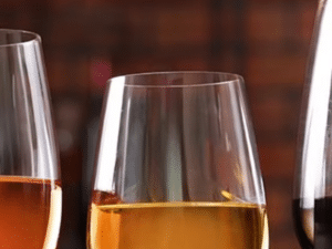 Verres de dégustation avec différents vins grecs, reflétant la richesse des cépages et des saveurs locales.