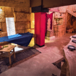 Salle des vignerons reconstituée à Athènes pour une expérience œnologique antique, avec tables et accessoires de dégustation.