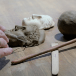 Visiteur travaillant sur une sculpture dans un atelier à Athènes, expérience artistique immersive.