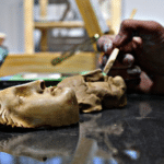 Atelier de sculpture à Athènes avec sculpture en cours, expérience artistique immersive.