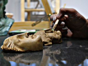 Atelier de sculpture à Athènes avec sculpture en cours, expérience artistique immersive.