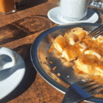 Assiette de bougatsa crétois avec café servi en plein air à La Canée, Crète