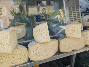 Fromage Graviera grec exposé sur un étal de marché à La Canée, Crète