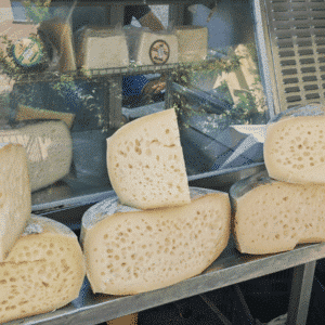 Fromage Graviera grec exposé sur un étal de marché à La Canée, Crète