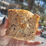 Kalitsounia crétois au fromage et aux herbes, en street food à La Canée