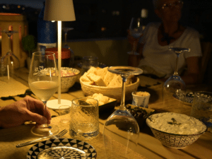 Dégustation de vins crétois et apéritif avec mezzés sur une table en extérieur à La Canée