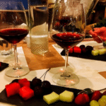 Verres de vin crétois accompagnés de fruits frais lors d’une dégustation à La Canée, Crète