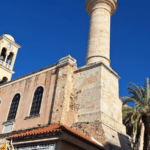 Église historique avec clocher et minaret à La Canée, Crète, sous un ciel bleu