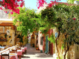Ruelle pittoresque à La Canée en Crète avec restaurants et tables en terrasse