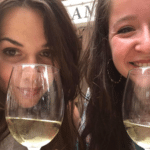 Deux femmes dégustant du vin blanc crétois à La Canée, Crète, lors d’une expérience œnologique