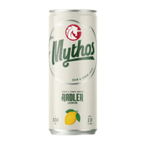 Lattina da 330 ml di birra Mythos Radler al limone, bevanda rinfrescante con 2% di alcol.