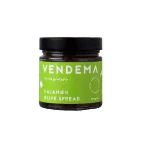 Ecco le informazioni ottimizzate per questa immagine: Nom de fichier: huile-olive-hrysos-500-ml-greek-olive-oil.png Texte alternatif (alt text) : Bottiglia di olio extravergine di oliva Hrysos da 500 ml Title (titolo): Olio di oliva Hrysos da 500 ml Caption (didascalia): Bottiglia da 500 ml di olio extravergine di oliva Hrysos, certificato DOP Kalamata, ideale per condire e cucinare Descrizione: Fotografia di una bottiglia da 500 ml di olio extravergine di oliva Hrysos, origine Grecia, DOP Kalamata. Questo olio di alta qualità è perfetto per insalate, piatti mediterranei e ricette culinarie raffinate.