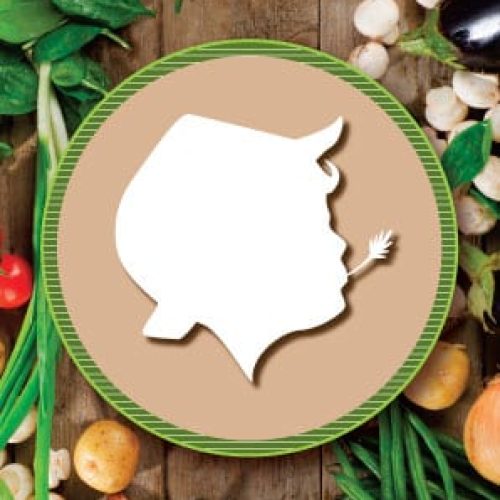 Un logo de la tête de Tom Sawyer, représentant un agriculteur, avec une tige de blé dans la bouche. En arrière-plan, on distingue de nombreuses variétés de légumes sur une planche de bois.